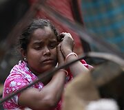 Banglade&scaron;o sostinės Dakos lū&scaron;nyno gyventojai gedi gaisro aukų