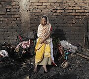 Banglade&scaron;o sostinės Dakos lū&scaron;nyno gyventojai gedi gaisro aukų