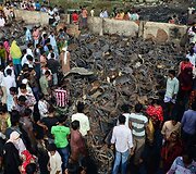 Banglade&scaron;o sostinės Dakos lū&scaron;nyno gyventojai gedi gaisro aukų