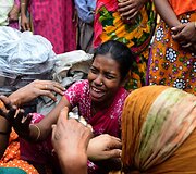 Banglade&scaron;o sostinės Dakos lū&scaron;nyno gyventojai gedi gaisro aukų