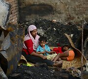 Banglade&scaron;o sostinės Dakos lū&scaron;nyno gyventojai gedi gaisro aukų