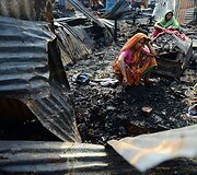 Banglade&scaron;o sostinės Dakos lū&scaron;nyno gyventojai gedi gaisro aukų