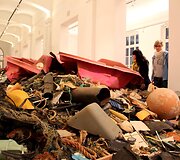 Gausybė plastiko atliekų nusėda jūrose ir vandenynuose, o galiausiai, per maisto grandinę, ir ant mūsų stalo.