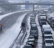 Didžiojoje Britanijoje gausus sniegas sutrikdė gyvenimą