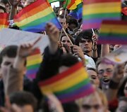 Paryžiaus gatvėmis žygiavo homoseksualų santuokų rėmėjai