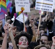 Paryžiaus gatvėmis žygiavo homoseksualų santuokų rėmėjai