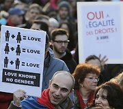 Paryžiaus gatvėmis žygiavo homoseksualų santuokų rėmėjai