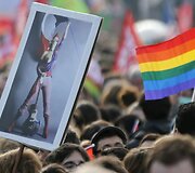 Paryžiaus gatvėmis žygiavo homoseksualų santuokų rėmėjai