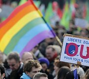 Paryžiaus gatvėmis žygiavo homoseksualų santuokų rėmėjai