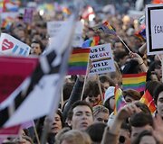 Paryžiaus gatvėmis žygiavo homoseksualų santuokų rėmėjai