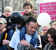 Paryžiaus gatvėmis žygiavo homoseksualų santuokų rėmėjai