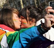 Paryžiaus gatvėmis žygiavo homoseksualų santuokų rėmėjai