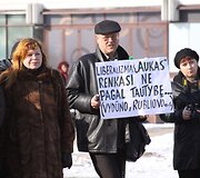 Rusakalbiai klaipėdiečiai piktinosi ketinimais uždaryti A.Rubliovo mokyklą bei teigė sieksiantys i&scaron;saugoti savo vertybes. 