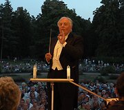 Maestro Saulius Sondeckis pirmąjį koncertų ciklo &bdquo;Nakties serenados&ldquo; koncertą Palangoje surengė 1971 metais.