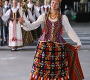 Dainas, &scaron;okius ir liaudies muzikantus apjungiantis ansamblių vakaras &scaron;iemet simboli&scaron;kai  pavadintas "Metai". &Scaron;ventėje į metų ciklą buvo pažvelgta per lietuvių liaudies kūrybą, prisimenant svarbiausius istorinius faktus.