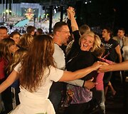 Dainas, &scaron;okius ir liaudies muzikantus apjungiantis ansamblių vakaras &scaron;iemet simboli&scaron;kai  pavadintas "Metai". &Scaron;ventėje į metų ciklą buvo pažvelgta per lietuvių liaudies kūrybą, prisimenant svarbiausius istorinius faktus.