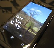 Atrakinant telefoną ekrane galima matyti praleistų skambučių, gautų el. lai&scaron;kų, SMS žinučių skaičių ir kitą susijusią informaciją.