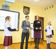 Leidyklos &bdquo;&Scaron;viesa&ldquo; direktorė ir Taikos progimnazijos direktoriaus  pavaduotoja kerpa simbolinę klasės atidarymo juostą