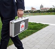 Ploniausio pasaulyje i&scaron;maniojo telefono &bdquo;Huawei Ascend P6&ldquo; pristatymo Lietuvoje akimirka