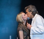 Toto Cutugno apdovanojo gerbėją bučiniais