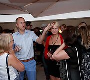 Vienas Estijos telekomunikacijos bendrovės RMT vadovų Riho J&uuml;rvetson - žavių damų apsuptyje