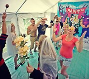 Masinės vestuvės Obuolių saloje