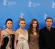 I&scaron; kairės: bosnių aktorės Zana Marjanovic, Vanesa Glodjo ir Alma Terzic, aktorė ir režisierė Angelina Jolie, bosnių aktorius Goranas Kosticius ir serbų aktorius Nikola Djuricko. 