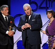 Tony Bennettas (kairėje) su Amy Winehouse tėvais Mitchu ir Janis Winehouse'ais