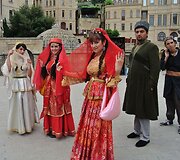Tautiniais drabužiais pasipuo&scaron;usios merginos ir vaikinai