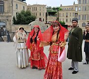 Tautiniais drabužiais pasipuo&scaron;usios merginos ir vaikinai