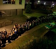 Į vakarėlį nusidriekė didžiulė eilė