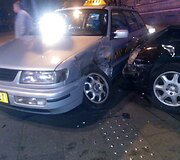 &bdquo;Mercedes-Benz&ldquo; Gedimino prospekte įsirėžė į taksi automobilį.