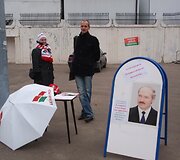 A.Luka&scaron;enkos  kandidatūrą palaikančiųjų para&scaron;ų rinkėjai stovi atokiau nuo miesto centro.