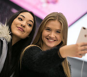 Vidurnaktį Lietuvoje pradėta prekyba naujaisiais &bdquo;iPhone Xs&ldquo; ir &bdquo;iPhone Xs Max&ldquo; telefonais