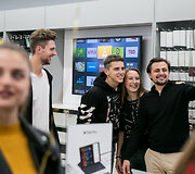 Vidurnaktį Lietuvoje pradėta prekyba naujaisiais &bdquo;iPhone Xs&ldquo; ir &bdquo;iPhone Xs Max&ldquo; telefonais