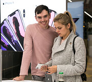 Vidurnaktį Lietuvoje pradėta prekyba naujaisiais &bdquo;iPhone Xs&ldquo; ir &bdquo;iPhone Xs Max&ldquo; telefonais