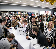 Vidurnaktį Lietuvoje pradėta prekyba naujaisiais &bdquo;iPhone Xs&ldquo; ir &bdquo;iPhone Xs Max&ldquo; telefonais