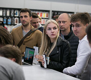 Vidurnaktį Lietuvoje pradėta prekyba naujaisiais &bdquo;iPhone Xs&ldquo; ir &bdquo;iPhone Xs Max&ldquo; telefonais