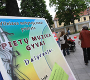 Projektas &bdquo;Pietų muzika gyvai&ldquo; per pietus vilioja į Vilniaus S.Moniu&scaron;kos skverelį