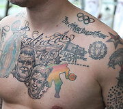 Dvyniai pristatė savo tatuiruotes