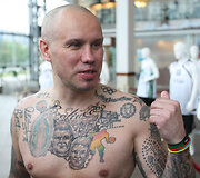 Dvyniai pristatė savo tatuiruotes