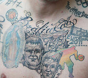 Dvyniai pristatė savo tatuiruotes