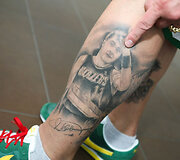 Dvyniai pristatė savo tatuiruotes