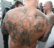 Dvyniai pristatė savo tatuiruotes