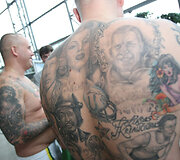 Dvyniai pristatė savo tatuiruotes