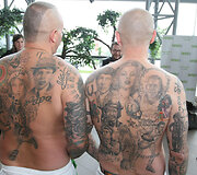 Dvyniai pristatė savo tatuiruotes