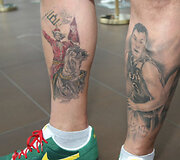 Dvyniai pristatė savo tatuiruotes