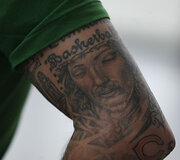 Dvyniai pristatė savo tatuiruotes