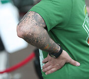 Dvyniai pristatė savo tatuiruotes