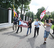 Mitingo dalyviai pasira&scaron;inėjo ant Gruzijos žemėlapio, kuris perduotas Rusijos ambasadai